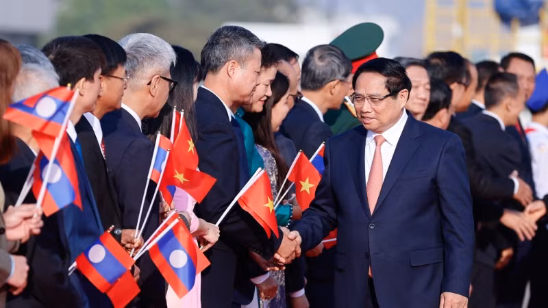 Cán bộ, nhân viên Đại sứ quán Việt Nam tại Lào đón Thủ tướng và Đoàn đại biểu Việt Nam. (Ảnh: VGP/Nhật Bắc) Cán bộ, nhân viên Đại sứ quán Việt Nam tại Lào đón Thủ tướng và Đoàn đại biểu Việt Nam. (Ảnh: VGP/Nhật Bắc)
