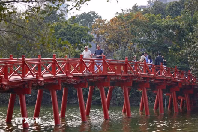 Du khách quốc tế tham quan Đền Ngọc Sơn (Hà Nội). (Ảnh: Thanh Tùng/TTXVN)