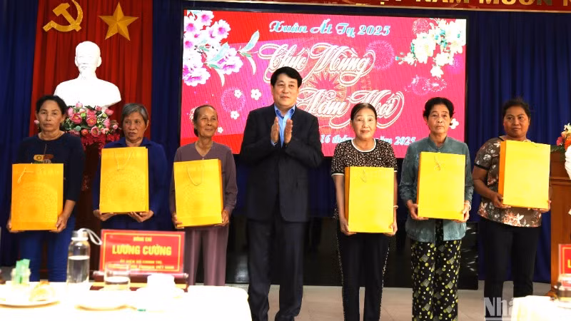Chủ tịch nước Lương Cường tặng quà gia đình chính sách, hộ nghèo tỉnh An Giang.