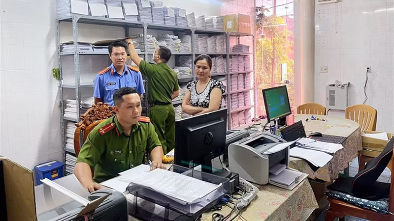 Công an Đồng Nai khám xét một phòng khám đa khoa liên quan đến vi phạm cấp giấy chứng nhận nghỉ việc hưởng bảo hiểm xã hội. (Ảnh: MPS)