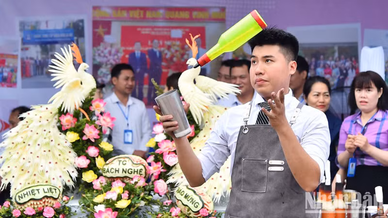 Sinh viên Trường trung cấp Bách nghệ Hà Nội tại Ngày hội gắn kết giáo dục nghề nghiệp Thủ đô với thị trường lao động, tháng 5/2023. (Ảnh: Thủy Nguyên)