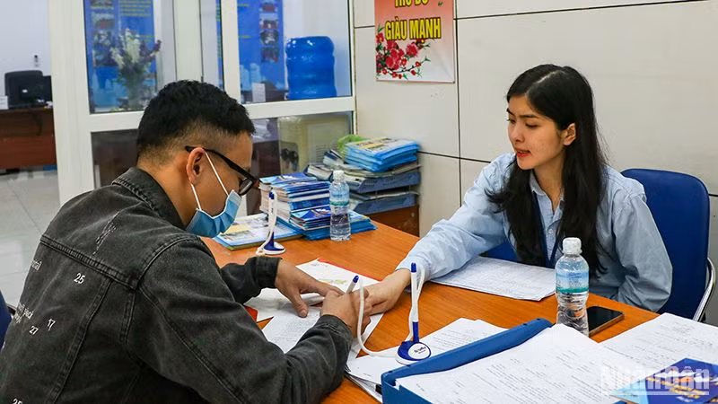 Lao động tìm hiểu thông tin tại Trung tâm dịch vụ việc làm Hà Nội. Ảnh: nhandan.vn