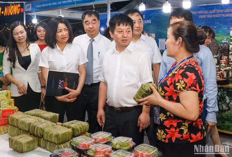 Các đại biểu tham quan gian hàng tại hội chợ. (Ảnh: NHẬT QUANG) Các đại biểu tham quan gian hàng tại hội chợ. (Ảnh: NHẬT QUANG)