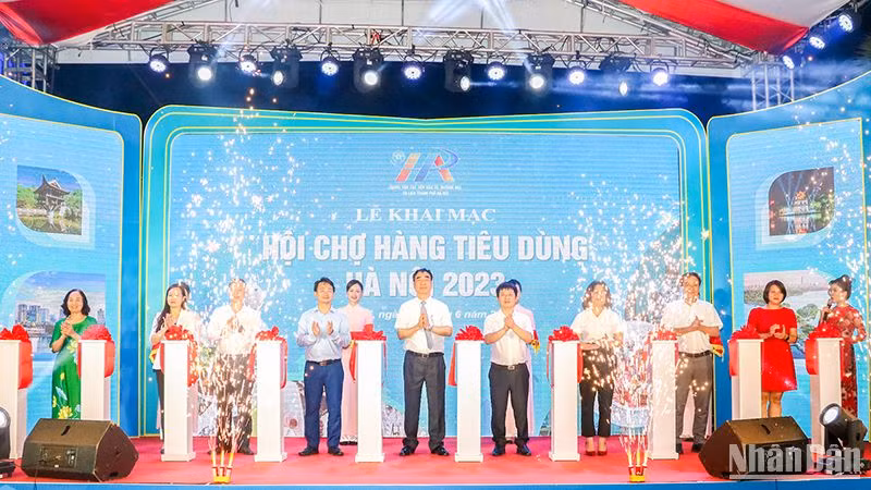 Cắt băng khai mạc Hội chợ hàng tiêu dùng Hà Nội năm 2023. (Ảnh: NHẬT QUANG)