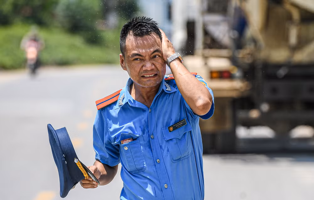 [Ảnh] Ca trực của thanh tra giao thông dưới nắng gắt 40 độ C