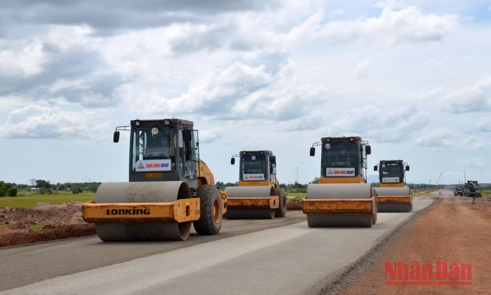 Nhà thầu Gói XL-04 cao tốc đoạn Vĩnh Hảo-Phan Thiết tập trung tối đa nguồn lực, bổ sung máy móc, thiết bị thi công nền, móng mặt đường cao tốc.