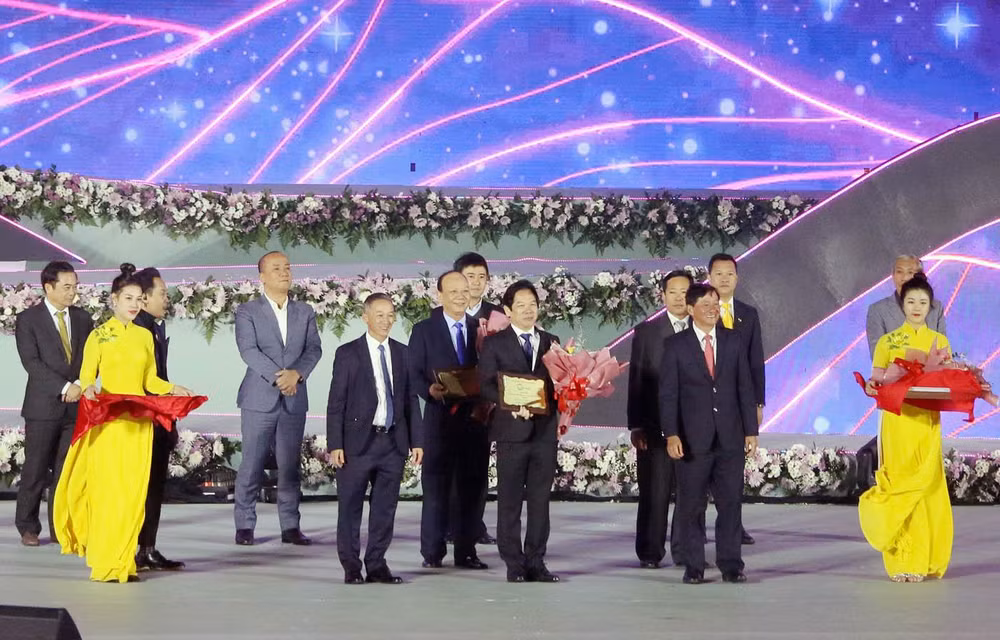 Lãnh đạo tỉnh Lâm Đồng tri ân các nhà tài trợ. Lãnh đạo tỉnh Lâm Đồng tri ân các nhà tài trợ.