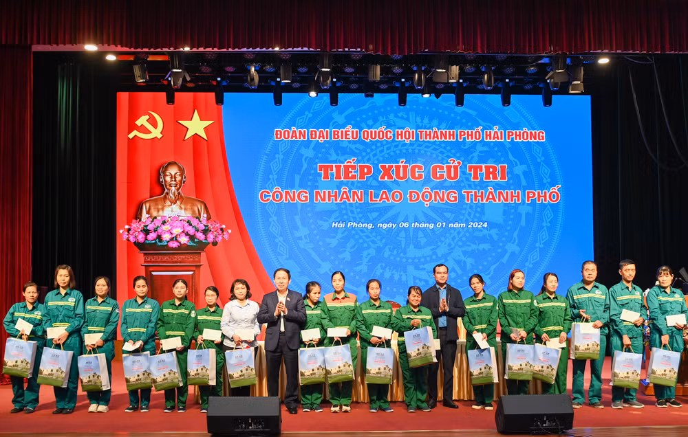 Chủ tịch Tổng Liên đoàn Lao động Việt Nam Nguyễn Đình Khang và Bí thư Thành ủy Hải Phòng Lê Tiến Châu trao quà cho đoàn viên, người lao động có hoàn cảnh khó khăn.