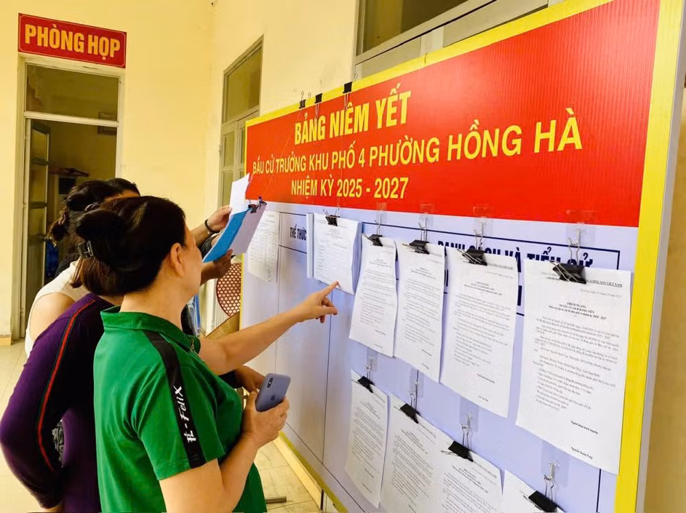 Cử tri khu 4, phường Hồng Hà (TP Hạ Long) đến nhà văn hóa nắm bắt các thông tin về bầu cử trưởng khu phố nhiệm kỳ 2025-2027