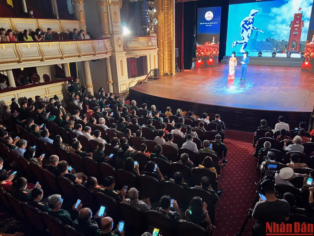 Các đại biểu tham gia soạn tin nhắn ủng hộ chương trình Tri ân liệt sĩ năm 2022. Các đại biểu tham gia soạn tin nhắn ủng hộ chương trình Tri ân liệt sĩ năm 2022.