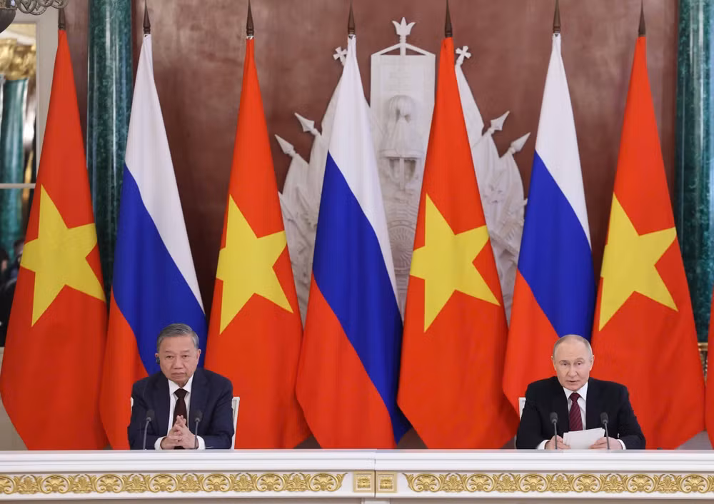 Tổng Bí thư Tô Lâm và Tổng thống LB Nga Vladimir Putin phát biểu với báo chí. (Ảnh: TTXVN)