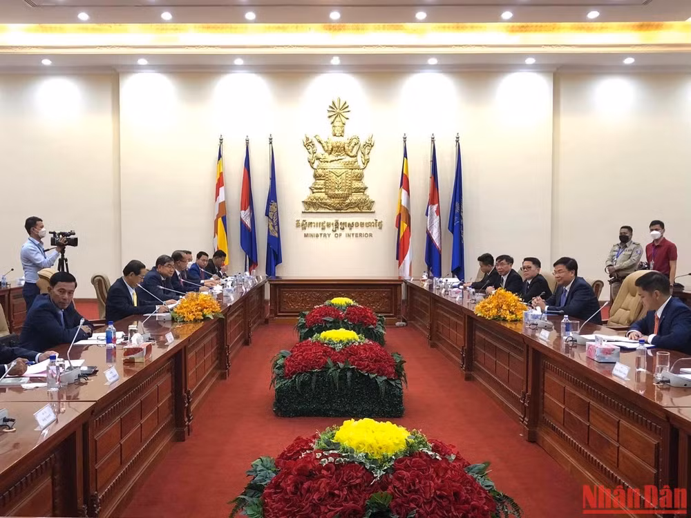 Đoàn công tác làm việc với Bộ Nội vụ Campuchia. Đoàn công tác làm việc với Bộ Nội vụ Campuchia.