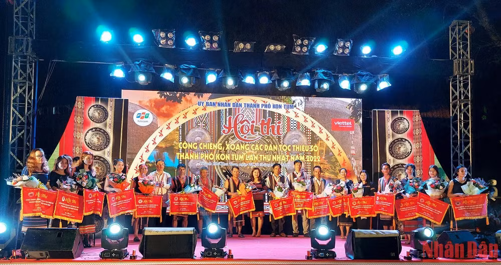 Ban Tổ chức tặng hoa và cờ lưu niệm cho 17 đội tham gia.