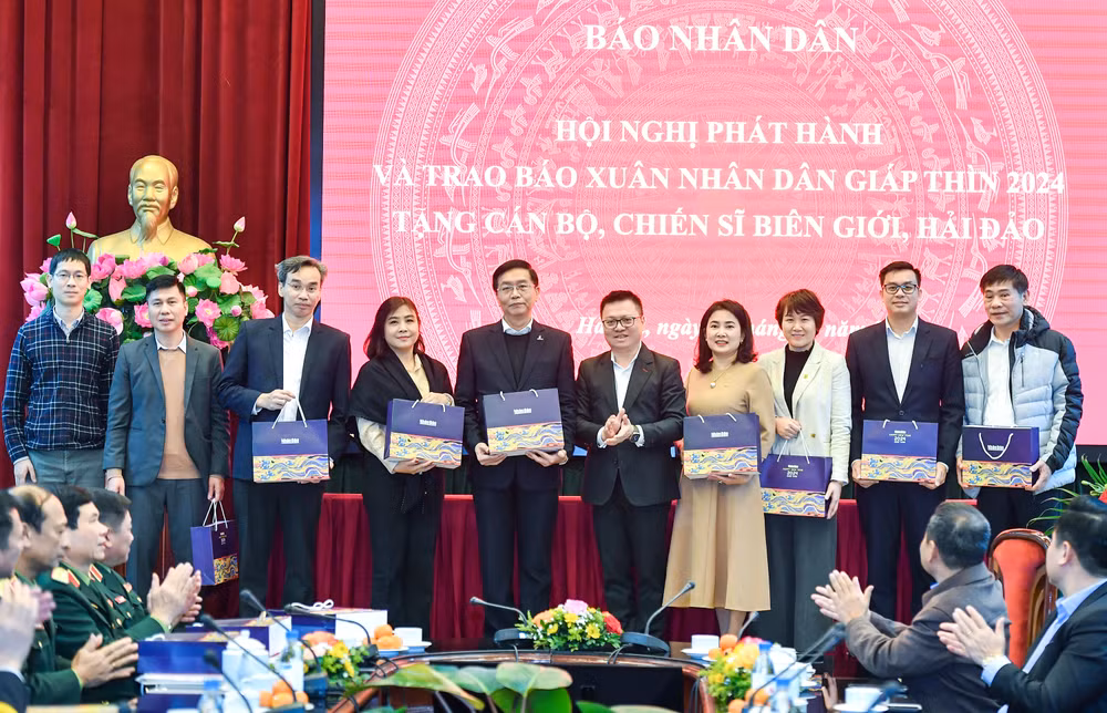 Đồng chí Lê Quốc Minh trao quà tri ân tặng đại diện các đơn vị đồng hành và nhà tài trợ. Ảnh: THÀNH ĐẠT Đồng chí Lê Quốc Minh trao quà tri ân tặng đại diện các đơn vị đồng hành và nhà tài trợ. Ảnh: THÀNH ĐẠT
