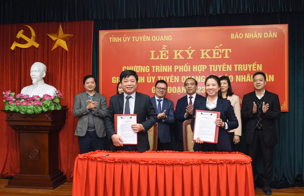 Báo Nhân Dân và Tỉnh ủy Tuyên Quang ký kết chương trình phối hợp tuyên truyền, giai đoạn 2023-2025. (Ảnh: THÀNH ĐẠT)
