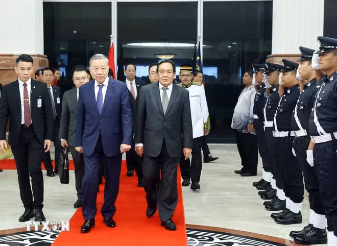 Chủ tịch Thượng viện Malaysia Awang Bemee Awang Ali Basah đón Tổng Bí thư Tô Lâm. (Ảnh: Thống Nhất/TTXVN) Chủ tịch Thượng viện Malaysia Awang Bemee Awang Ali Basah đón Tổng Bí thư Tô Lâm. (Ảnh: Thống Nhất/TTXVN)