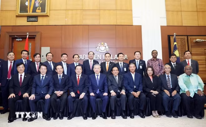 Tổng Bí thư Tô Lâm, Chủ tịch Thượng viện Malaysia Awang Bemee Awang Ali Basah và các đại biểu chụp ảnh chung. (Ảnh: Thống Nhất/TTXVN) Tổng Bí thư Tô Lâm, Chủ tịch Thượng viện Malaysia Awang Bemee Awang Ali Basah và các đại biểu chụp ảnh chung. (Ảnh: Thống Nhất/TTXVN)