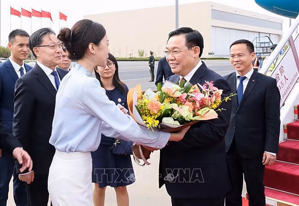 Lễ đón Chủ tịch Quốc hội Vương Đình Huệ tại sân bay quốc tế Bắc Kinh. (Ảnh: Nhan Sáng/TTXVN) Lễ đón Chủ tịch Quốc hội Vương Đình Huệ tại sân bay quốc tế Bắc Kinh. (Ảnh: Nhan Sáng/TTXVN)