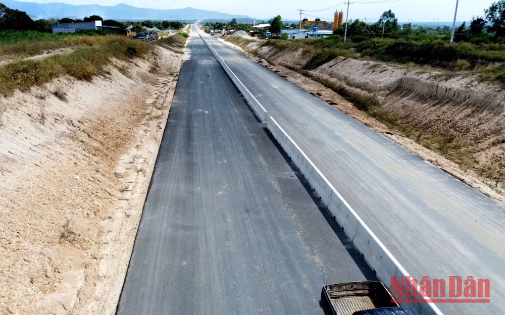 Lắp đặt dải phân cách cứng tại gói thầu XL-03 cao tốc đoạn Vĩnh Hảo-Phan Thiết qua địa bàn xã Sông Bình, huyện Bắc Bình (Bình Thuận).