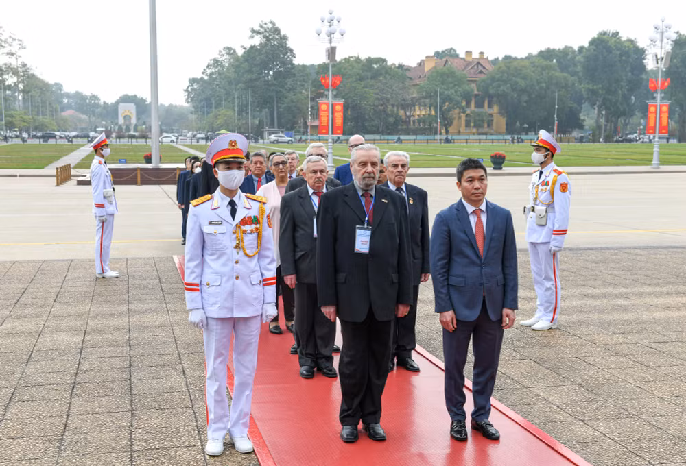 Các đại biểu bày tỏ lòng thành kính với Chủ tịch Hồ Chí Minh.