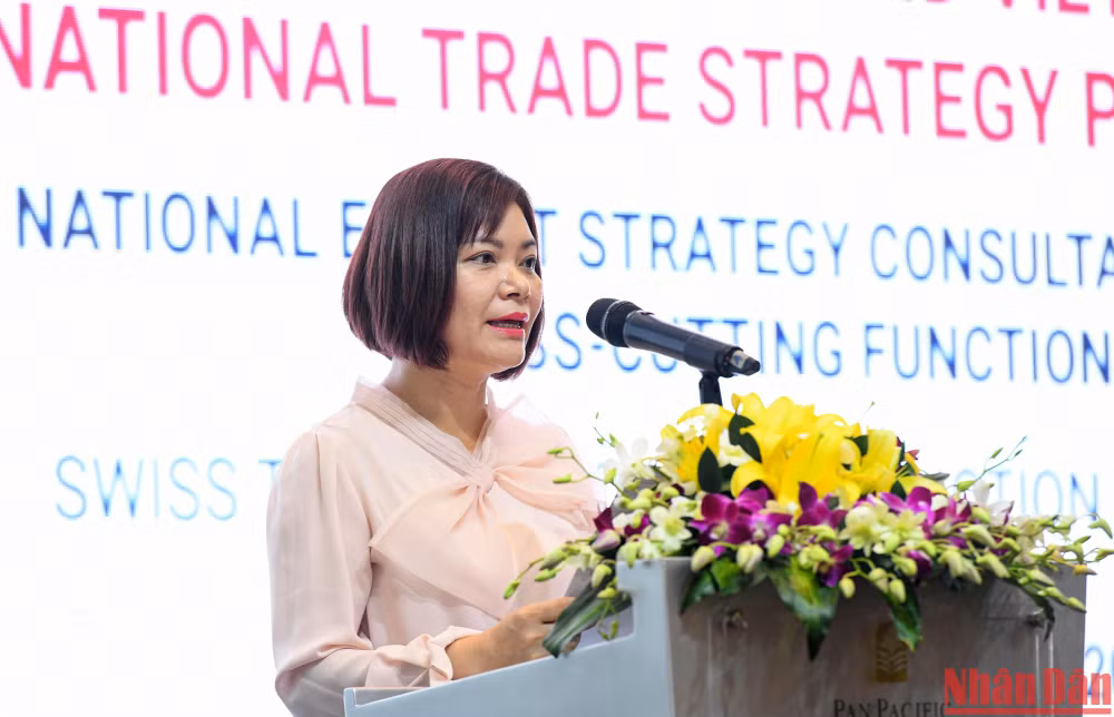 Bà Nguyễn Thúy Hiền, Phó Vụ trưởng Vụ Kế hoạch (Bộ Công thương), Giám đốc dự án SwissTrade phát biểu. (Ảnh: THÀNH ĐẠT)
