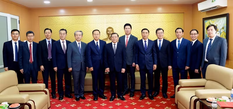 Đồng chí Lại Xuân Môn và đồng chí Tôn Nghiệp Lễ cùng các đại biểu hai nước chụp ảnh tại buổi tiếp.