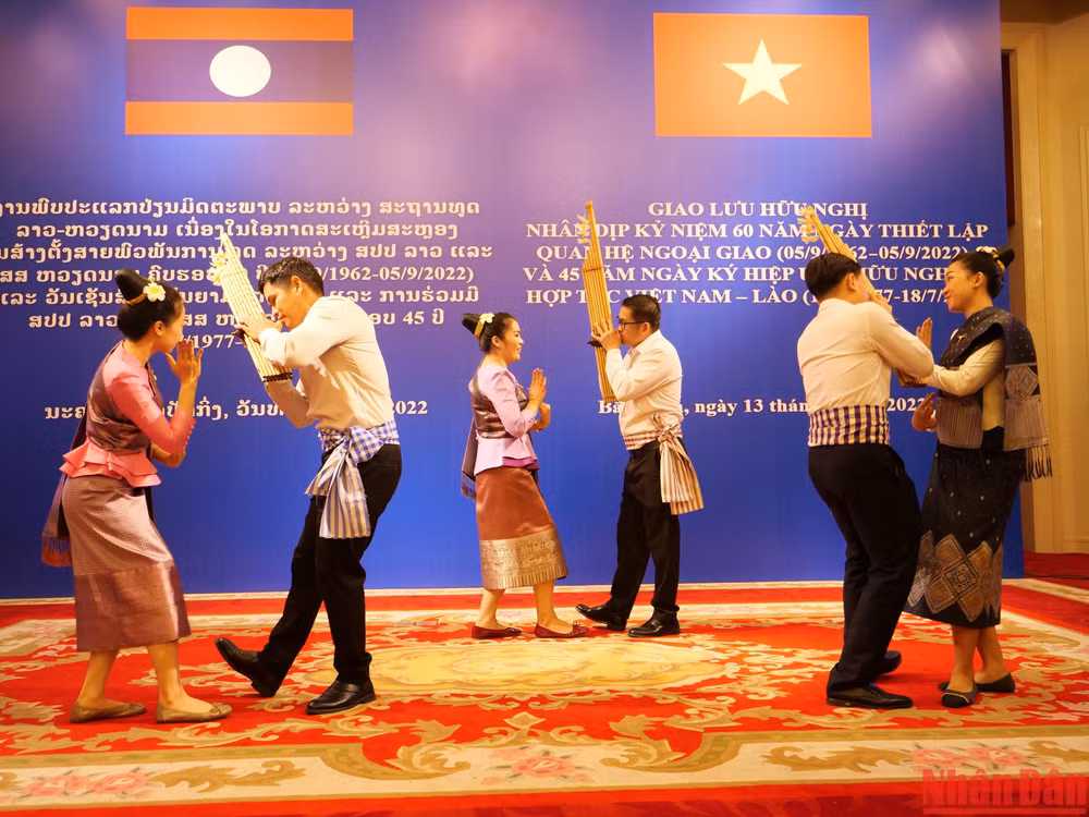Một tiết mục văn nghệ của Đại sứ quán Lào.
