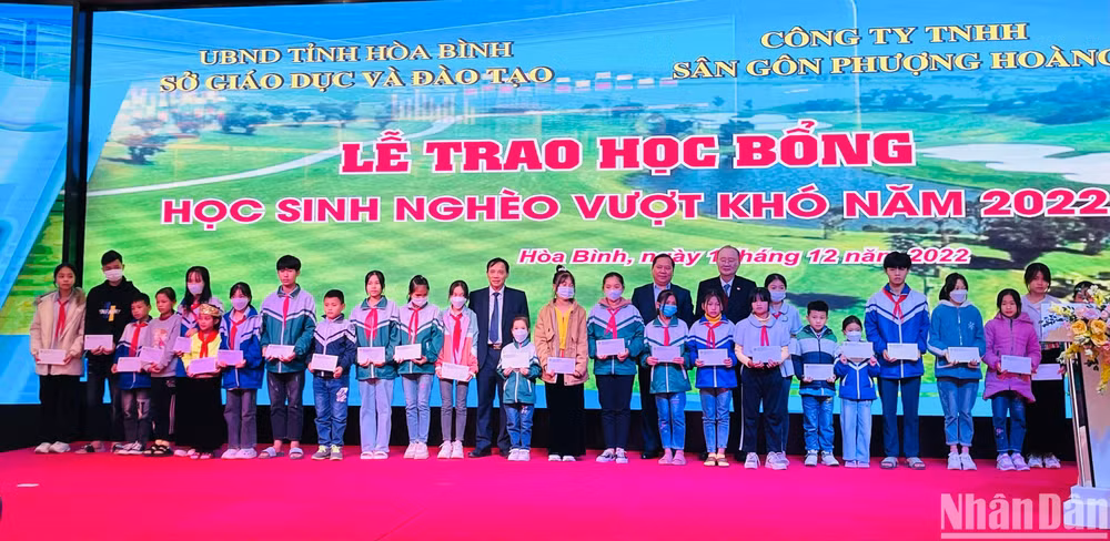 Trao học bổng cho các học sinh nghèo vượt khó.