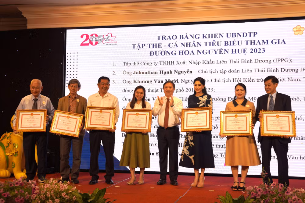 Phó Chủ tịch Ủy ban nhân dân Thành phố Hồ Chí Minh Dương Anh Đức trao Bằng khen cho các tập thể, cá nhân tiêu biểu.