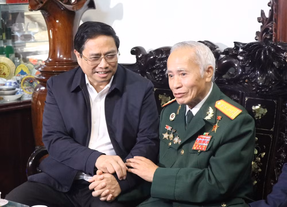 Thủ tướng Phạm Minh Chính cùng đoàn công tác đã đến thăm Đại tá, Anh hùng Lực lượng vũ trang nhân dân Đặng Phi Thưởng.