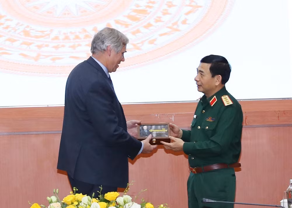 Đại tướng Phan Văn Giang gửi tặng Ngài Patrick Leahy bộ phim về những đóng góp của Thượng Nghị sĩ Patrick Leahy trong hoạt động thúc đẩy quan hệ giữa hai nước, trong đó có hoạt động khắc phục hậu quả chiến tranh tại Việt Nam.