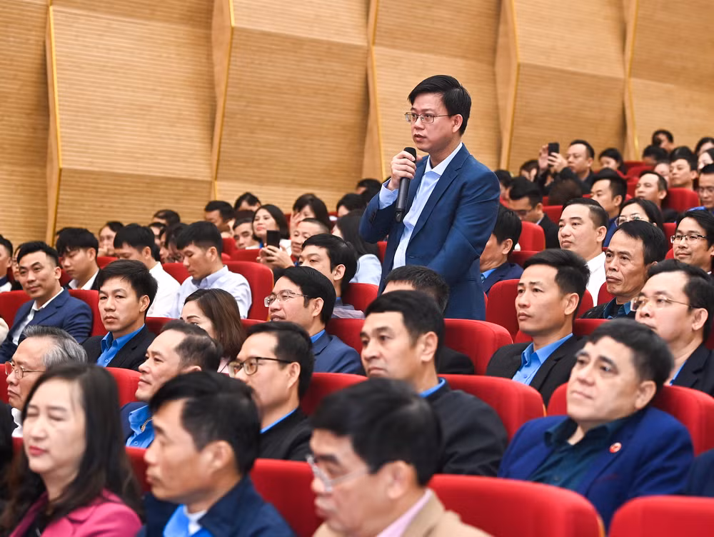 Đại diện cử tri phát biểu ý kiến tại hội nghị. Đại diện cử tri phát biểu ý kiến tại hội nghị.