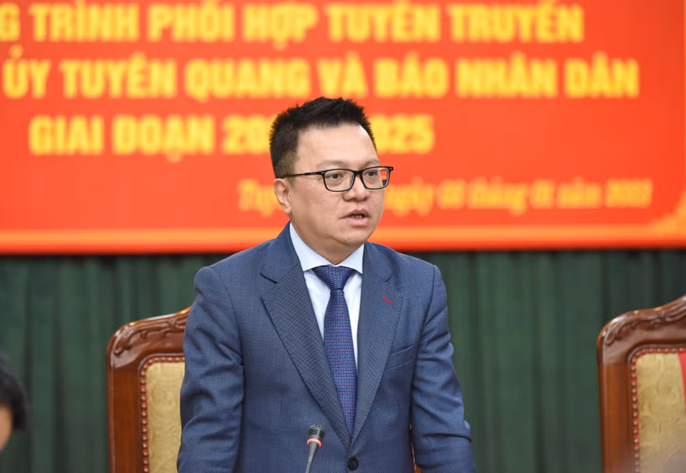 Đồng chí Lê Quốc Minh, Ủy viên Trung ương Đảng, Tổng Biên tập Báo Nhân Dân, Phó Trưởng Ban Tuyên giáo Trung ương, Chủ tịch Hội Nhà báo Việt Nam phát biểu tại buổi lễ. (Ảnh: THÀNH ĐẠT)