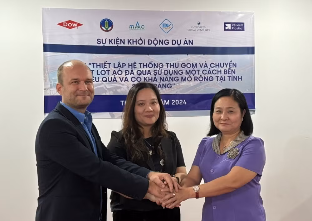 Đại diện ESV, Dow và Sở Nông nghiệp và Phát triển nông thôn tỉnh Sóc Trăng chính thức bắt tay khởi động dự án.