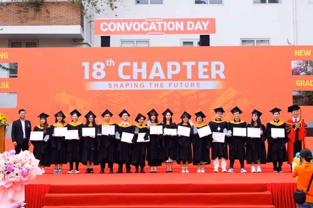 Trong số gần 5,000 tân khoa tốt nghiệp năm 2024, gần 3,000 sinh viên thuộc ngành Công nghệ thông tin đã chính thức gia nhập thị trường lao động. Trong số gần 5,000 tân khoa tốt nghiệp năm 2024, gần 3,000 sinh viên thuộc ngành Công nghệ thông tin đã chính thức gia nhập thị trường lao động.