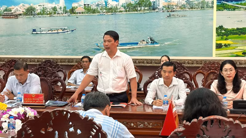 Đại biểu tham dự cuộc họp phát biểu.