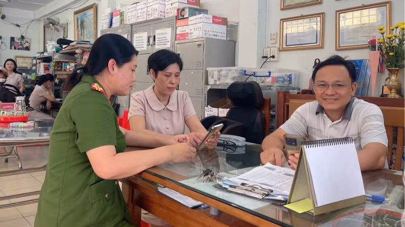 Công an phường An Hòa hướng dẫn người dân đóng góp ý kiến sửa đổi Hiến pháp năm 2013 qua ứng dụng VNeID