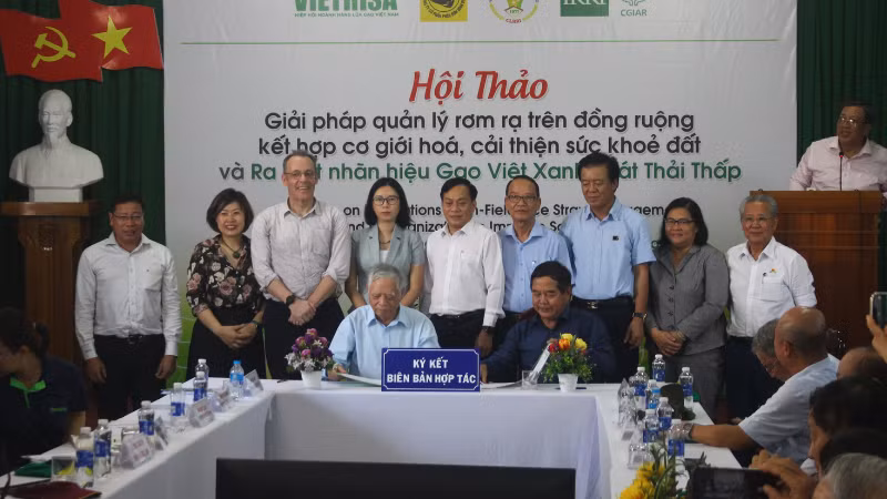 Lễ ký kết giữa các đơn vị tại hội thảo