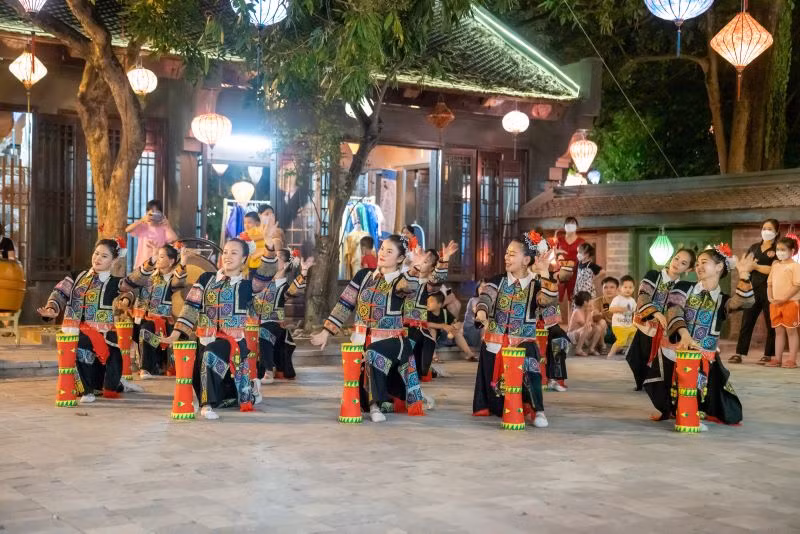 Biểu diễn nghệ thuật tại phố cổ Hoa Lư, Ninh Bình. (Ảnh: TRƯỜNG HUY)