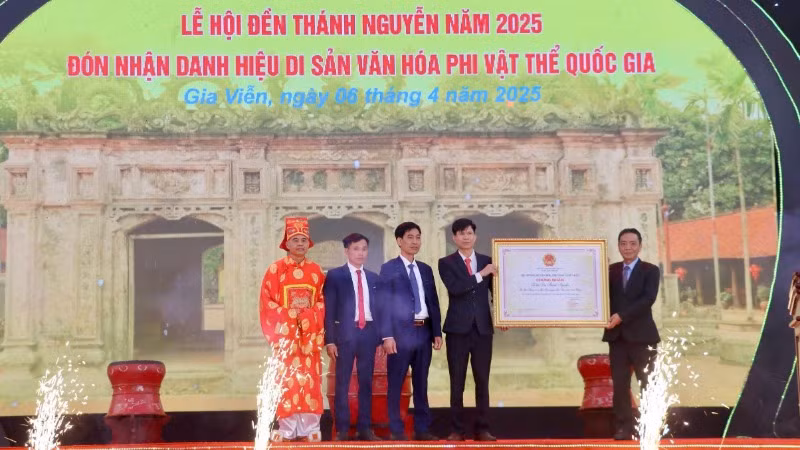 Đồng chí Hoàng Đạo Cương, Thứ trưởng Bộ Văn hóa, Thể thao và Du lịch, trao Bằng chứng nhận Di sản văn hóa phi vật thể quốc gia Lễ hội Đền Thánh Nguyễn cho đại diện xã Tiến Thắng, huyện Gia Viễn, tỉnh Ninh Bình.