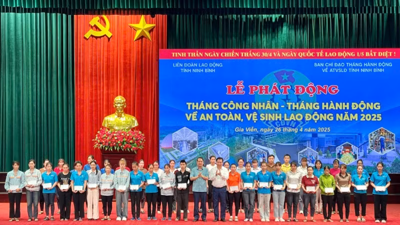 Lãnh đạo tỉnh Ninh Bình trao quà cho các công nhân lao động tại buổi lễ.