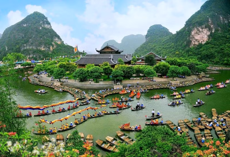 Lễ hội Tràng An được tổ chức hằng năm với nhiều sự kiện thu hút nhiều du khách trong và ngoài nước. (Ảnh: TRƯỜNG HUY)