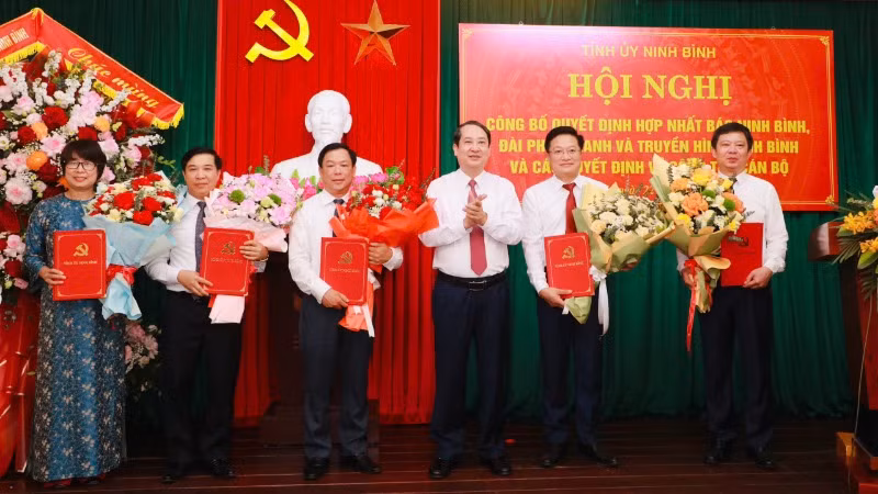 Đồng chí Mai Văn Tuất, Phó Bí thư Thường trực Tỉnh ủy, Chủ tịch Hội đồng nhân dân tỉnh Ninh Bình trao Quyết định về công tác cán bộ cho các đồng chí lãnh đạo Báo và Đài Phát thanh-Truyền hình Ninh Bình sau hợp nhất. Đồng chí Mai Văn Tuất, Phó Bí thư Thường trực Tỉnh ủy, Chủ tịch Hội đồng nhân dân tỉnh Ninh Bình trao Quyết định về công tác cán bộ cho các đồng chí lãnh đạo Báo và Đài Phát thanh-Truyền hình Ninh Bình sau hợp nhất.