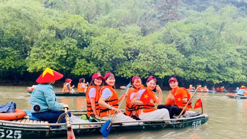 Dự kiến lượng khách đến Ninh Bình sẽ tăng tương đối lớn trong dịp nghỉ lễ. Dự kiến lượng khách đến Ninh Bình sẽ tăng tương đối lớn trong dịp nghỉ lễ.