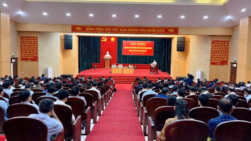 Quang cảnh tiếp xúc cử tri tại huyện Kim Sơn, tỉnh Ninh Bình.