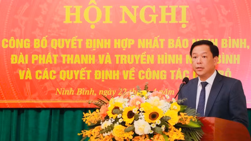 Đồng chí Bùi Ngọc Quang, Tổng Biên tập Báo và Đài Phát thanh-Truyền hình Ninh Bình phát biểu nhận nhiệm vụ. Đồng chí Bùi Ngọc Quang, Tổng Biên tập Báo và Đài Phát thanh-Truyền hình Ninh Bình phát biểu nhận nhiệm vụ.