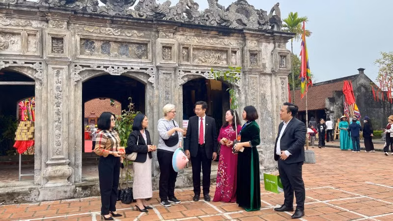 Du khách quốc tế thích thú khi được tham gia các hoạt động tại lễ hội.