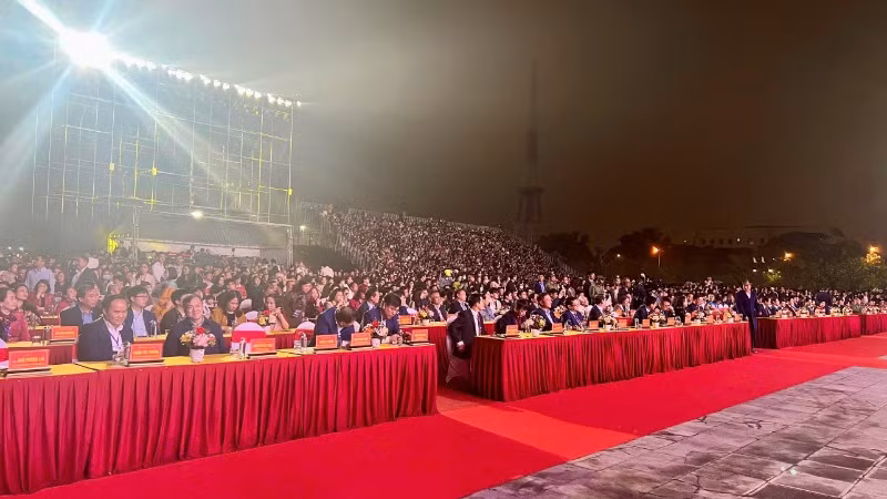 Các đại biểu tham dự buổi lễ. Các đại biểu tham dự buổi lễ.