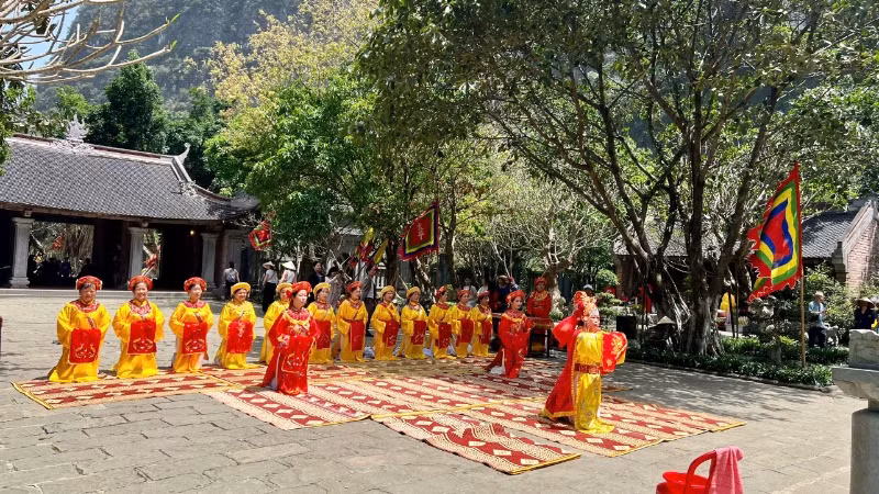 Lễ hội góp phần quan trọng gắn kết giữa bảo tồn và khai thác di sản một cách có trách nhiệm của tỉnh Ninh Bình. Lễ hội góp phần quan trọng gắn kết giữa bảo tồn và khai thác di sản một cách có trách nhiệm của tỉnh Ninh Bình.