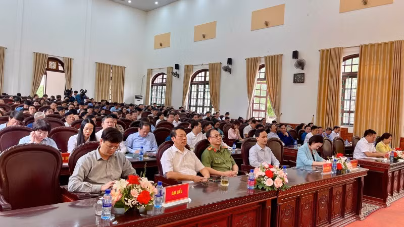 Các đại biểu dự tiếp xúc cử tri tại huyện Yên Mô. Các đại biểu dự tiếp xúc cử tri tại huyện Yên Mô.